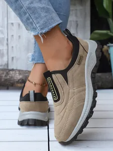 Vue détaillée de chaussures de sport d'extérieur en daim kaki avec semelles épaisses.