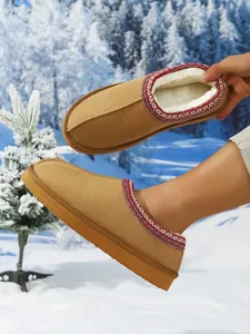 Detalle de pantuflas cálidas de invierno para hombre con forro polar y borde decorativo.