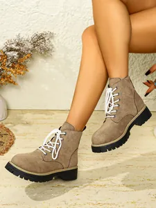 Elegante Damen Schnürstiefeletten aus khakifarbenem Wildleder mit robuster Profilsohle