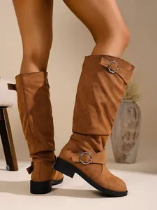 Detailansicht der braunen Wildleder-Slouchy-Stiefel mit metallischen Schnallenakzenten