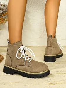 Detailansicht brauner Damen-Wildlederstiefel zum Schnüren mit dicker schwarzer Sohle