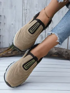 Gros plan de baskets outdoor kaki sans lacets avec semelle épaisse confortable sur modèle