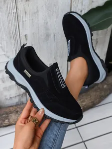 Vue détaillée de chaussures de sport d'extérieur noires à semelles épaisses et design sans lacets