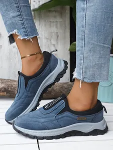 Détail de baskets bleues en simili-daim avec semelles épaisses pour activités de plein air