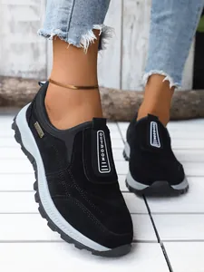 Gros plan détaillé de chaussures de sport noires à semelles épaisses pour l'automne