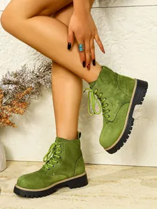 Stylische grüne Schnürstiefeletten aus Wildleder mit dicker Plateausohle im britischen Stil