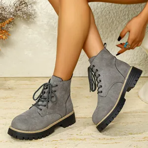 Detailaufnahme der grauen Wildleder-Stiefeletten im britischen Stil mit dicker Sohle