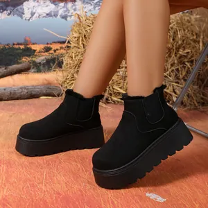 Stivali da neve platform in camoscio nero da donna con calda fodera in pelliccia e suola