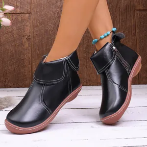 Detailansicht der schwarzen Lederstiefeletten für Damen mit Reißverschluss und Umschlag