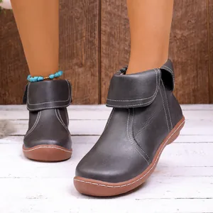 Detailansicht von Lederstiefeletten für Damen mit umschlagbarem Schaft und Kontrastnähten
