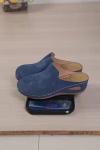 Detailed view of lightweight navy blue wedge mule slippers weighing 220.7g on a scale.