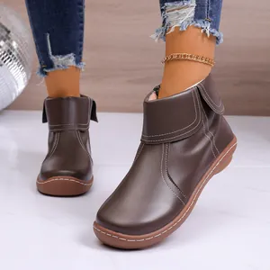 Detailansicht der braunen Lederstiefeletten mit seitlichem Reißverschluss und Umschlagkragen