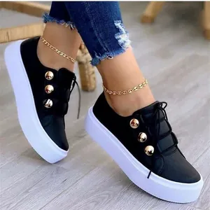 Κομψά μαύρα γυναικεία sneakers με πλατφόρμα και χρυσά κουμπιά για το φθινόπωρο