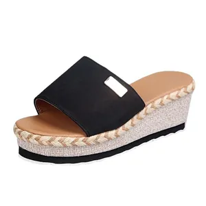 Elegante schwarze Damen Plateau Pantoletten mit Keilabsatz und Strohsohle