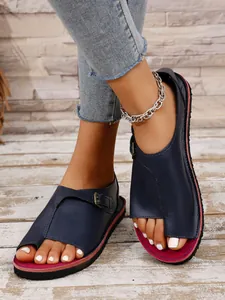 Detailansicht der dunkelblauen Zehensandalen mit rosa Fußbett und silberner Schnalle
