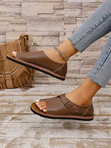 Detailansicht brauner Damen-Leder-Sandalen mit verstellbarem Schnallenriemen
