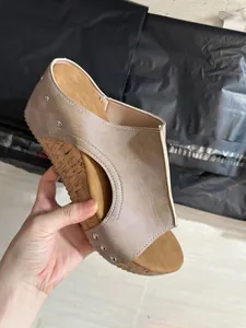 Détail d'une sandale compensée pour femme avec plateforme en liège et rivets.