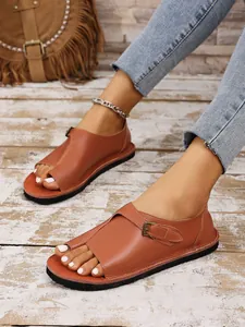 Detaillierte Ansicht der braunen Damen Zehentrenner Sandalen mit Schnallenriemen