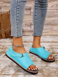 Detailansicht der himmelblauen Zehenschlauf-Sandalen mit stylischer Schnalle für Damen