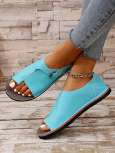 Nahaufnahme der türkisfarbenen Zehensteg-Sandalen für Damen mit lässigem Schnallen-Detail
