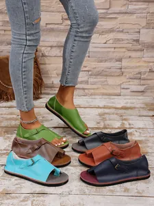 Nahaufnahme von Damen-Flach-Zehenschlaufensandalen mit Schnallen in verschiedenen Farben