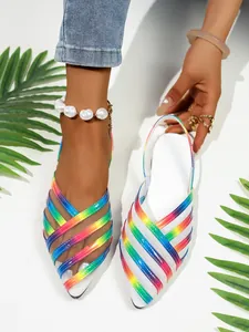 Vista dettagliata di sandali piatti a punta in rete arcobaleno per donna moda estiva