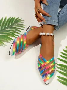 Dettaglio dei sandali bassi a punta in mesh arcobaleno con cinturino per donna