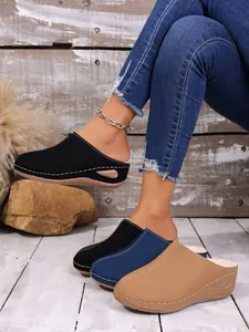 Vue détaillée de trois couleurs de mules à plateforme fourrées pour femmes au style automnal