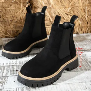 Vista detallada de botines Chelsea de ante negro con un tacón de bloque de 4,5 cm