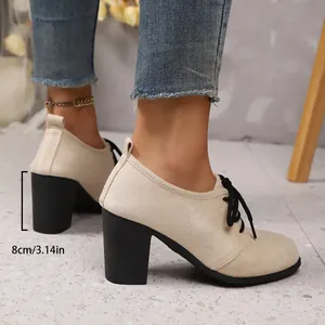 Detailansicht der 8cm Blockabsätze der beigen Damen-Schnürschuhe aus Wildleder.