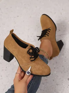 Detailansicht brauner Wildleder-Schnürschuhe mit hohem Absatz für Damen im Retro-Stil