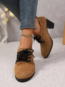 Detaillierte Nahaufnahme der braunen Damen-Schnürpumps aus Wildleder mit einem Blockabsatz