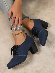 Detailansicht der dunkelblauen Wildleder-Schnürschuhe mit Blockabsatz für Damen.