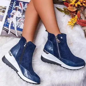 Botines con cuña de gamuza azul para mujer con cremallera lateral y textura de cocodrillo