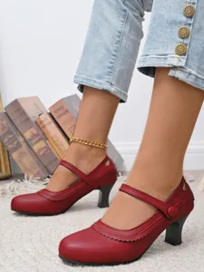 Elegante rote Mary Jane Schuhe im Retro-Stil mit runder Kappe und Pfennigabsatz für Damen
