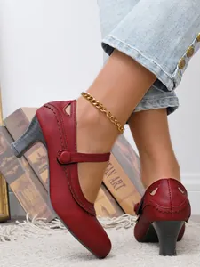 Detailansicht der weinroten Mary-Jane-Pumps im Vintage-Stil mit Riemchen und Absatz