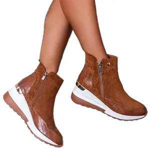 Botines de cuña marrones para mujer con cremallera lateral y detalles de ante y estampado de coco.