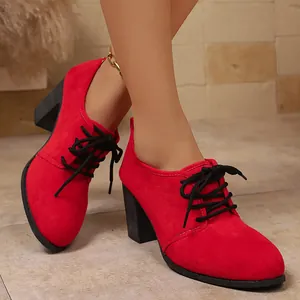 Elegante rote Wildleder-Schnürschuhe mit hohem Blockabsatz für professionelle Damen.