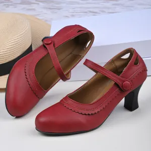 Detailansicht der roten Vintage Mary Jane Pumps mit elegantem Wellenrand und Riemen.