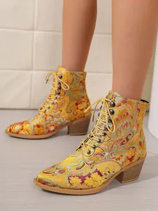 Detailansicht gelber bestickter Satin-Schnürstiefeletten mit Blockabsatz