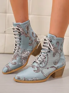 Detailansicht hellblauer bestickter Satin-Stiefeletten mit Blockabsatz und Schnürung