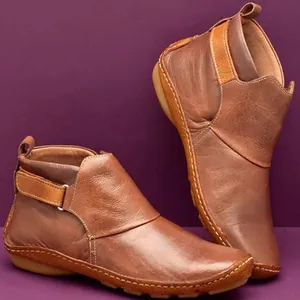 Klassische braune Leder-Stiefeletten für Damen mit Klettverschluss und flacher Sohle