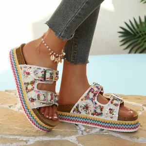 Stijlvolle zomerse plateau-sandalen met strass, dubbele gesp en gekleurde steentjes
