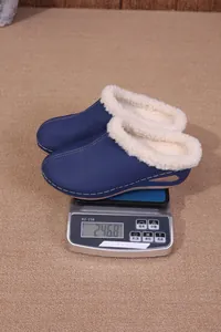 Λεπτομερής προβολή του βάρους 246,8 g για τις μπλε επενδεδυμένες παντόφλες πλατφόρμα