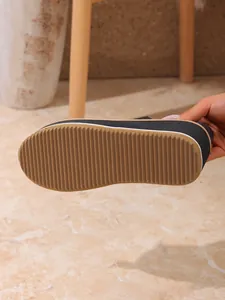 Rutschfeste gewellte Sohle im Detail der Vintage-Plateau-Keilstiefeletten für Damen