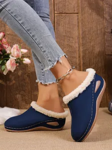 Πλάγια όψη navy blue παντόφλες με πλατφόρμα, επένδυση fleece και λεπτομέρεια γούνας