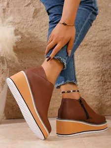 Braune Damen-Stiefeletten mit Keilabsatz, dicker Plateausohle und Reißverschluss