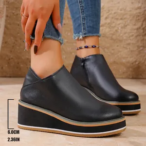 Nahaufnahme der schwarzen Plateau-Keilstiefeletten mit 6 cm hohem Keilabsatz Detail