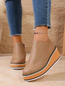 Detailansicht der beigen Keilstiefeletten für Damen mit gestreifter Plateausohle