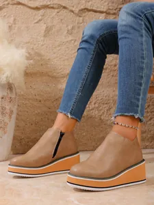 Detailansicht der Retro-Keilstiefeletten für Damen mit dicker Plateausohle und Reißverschluss